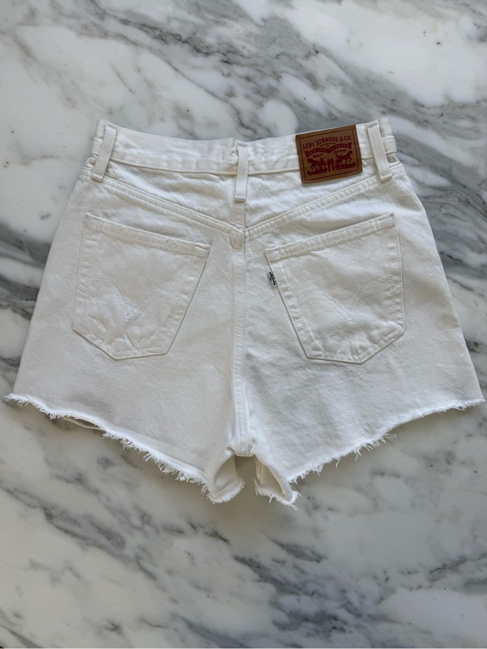 White Levi’s High Waisted Mom Shorts • Sz 28